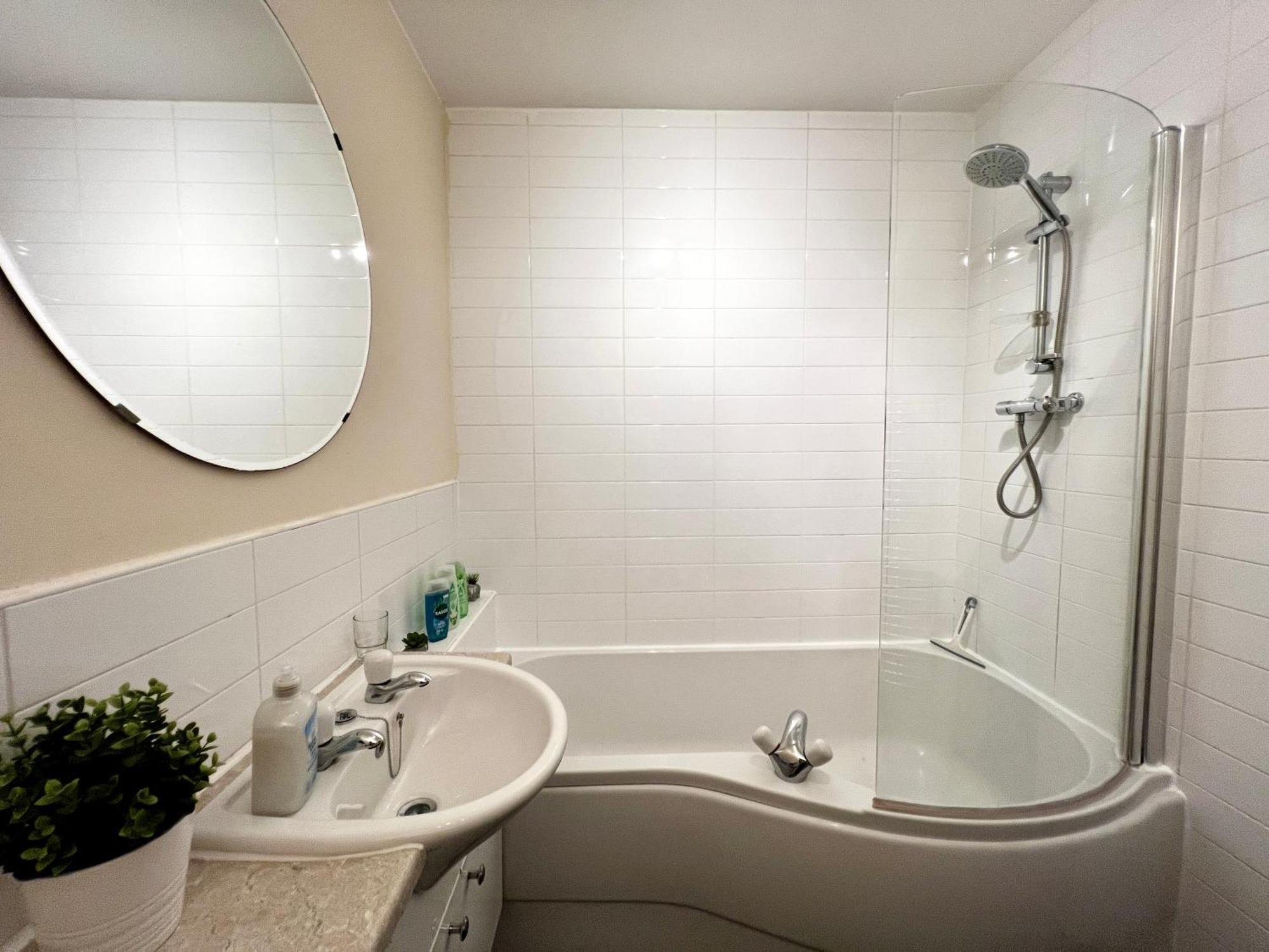 Stylish Modern Flat With Juliet Balcony & Parking Apartment Glasgow Exterior photo
